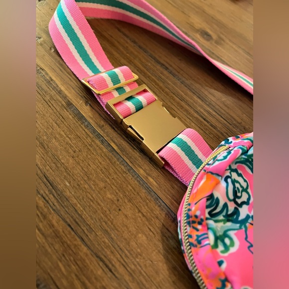 Lilly Pulitzer Runaround printed belt bag in Soleil Pink perfect poppy - Picture 9 of 16